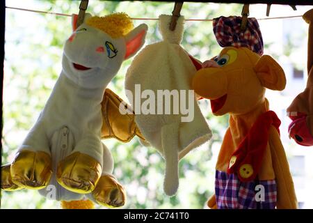 Kinderspielzeug wird auf Wäscheklammern getrocknet. Weiches Spielzeug hängt an einer Wäscheleine, Spielzeug wird mit Wäscheklammern fixiert. Stockfoto