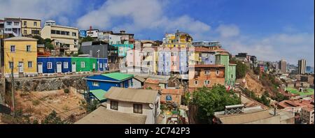 Der Blick auf den Hügel mit alten Häusern in Valparaiso, Pazifikküste, Chile Stockfoto