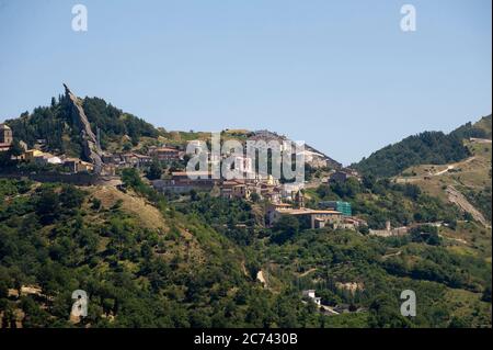 Europa, Italien, Basilikata, Potenza, Castelmezzano, Panoramablick auf die berühmten Lucan Dolomiten mit dem schönen Bergdorf Castelmezzano Stockfoto
