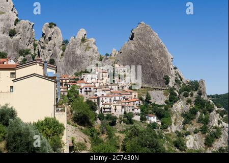 Europa, Italien, Basilikata, Potenza, Castelmezzano, Panoramablick auf die berühmten Lucan Dolomiten mit dem schönen Bergdorf Castelmezzano Stockfoto