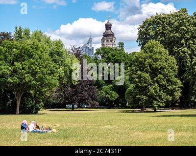 Wiese im Johannapark in Leipzig in Ostdeutschland Stockfoto