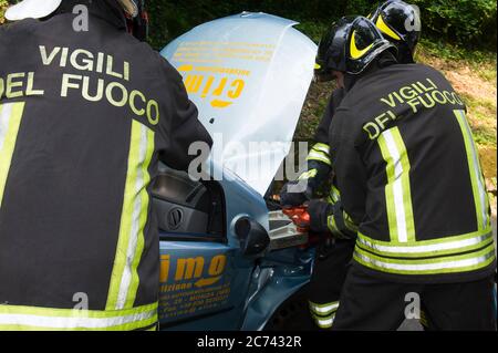 Europa, Italien, Lombardei, Monza. Emerlab Civil Defense Tutorial, Unfallsimulation und Verwendung von Geräten. Insbesondere der Blechspreizer und die hydraulische Abschneidemaschine zum Schneiden von Autoteilen und zum Extrahieren der verletzten Person. Stockfoto