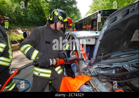 Europa, Italien, Lombardei, Monza. Emerlab Civil Defense Tutorial, Unfallsimulation und Verwendung von Geräten. Insbesondere der Blechspreizer und die hydraulische Abschneidemaschine zum Schneiden von Autoteilen und zum Extrahieren der verletzten Person. Stockfoto