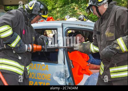 Europa, Italien, Lombardei, Monza. Emerlab Civil Defense Tutorial, Unfallsimulation und Verwendung von Geräten. Insbesondere der Blechspreizer und die hydraulische Abschneidemaschine zum Schneiden von Autoteilen und zum Extrahieren der verletzten Person. Stockfoto