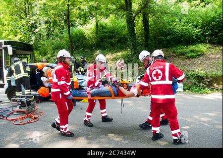 Europa, Italien, Lombardei, Monza. Übung des Emerlab Katastrophenschutzes, Simulation von Unfällen und Verwendung von Geräten. Sanitäter des italienischen Roten Kreuzes unterstützen eine verletzte Person. Stockfoto