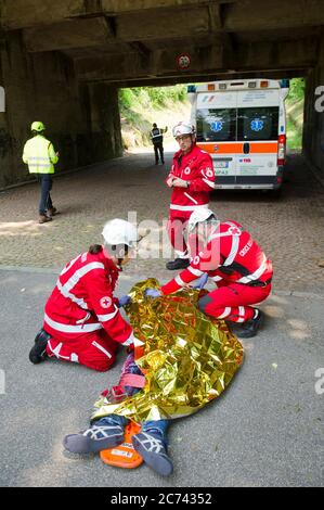 Europa, Italien, Lombardei, Monza. Übung des Emerlab Katastrophenschutzes, Simulation von Unfällen und Verwendung von Geräten. Sanitäter des italienischen Roten Kreuzes unterstützen eine verletzte Person. Stockfoto