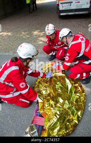 Europa, Italien, Lombardei, Monza. Übung des Emerlab Katastrophenschutzes, Simulation von Unfällen und Verwendung von Geräten. Sanitäter des italienischen Roten Kreuzes unterstützen eine verletzte Person. Stockfoto