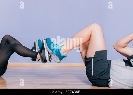 Paar gemeinsam trainieren. Mann und Frau im Sport tragen dabei Training zu Hause. Hohe Resulotion. Stockfoto