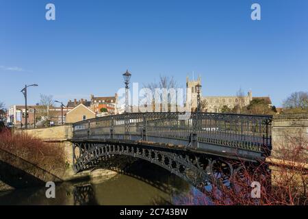 Tickford Bridge, eine Straßenbrücke über den Fluss Ousel, Newport Pagnell, Großbritannien; von 1810, die älteste gusseiserne Brücke der Welt. Stockfoto