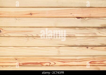 Neue unfarbige Holzwand aus flachen Kiefernholzplanken, Hintergrund Foto Textur Stockfoto