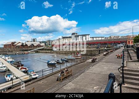 Newhaven Habour am westlichen Ende des Western Harbour Leith Docks Edinburgh Schottland mit Leuchtturm am Hafeneingang und Booten bei Ebbe festgemacht Stockfoto