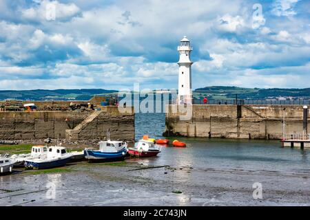 Newhaven Habour am westlichen Ende des Western Harbour Leith Docks Edinburgh Schottland mit Leuchtturm am Hafeneingang und Booten bei Ebbe festgemacht Stockfoto