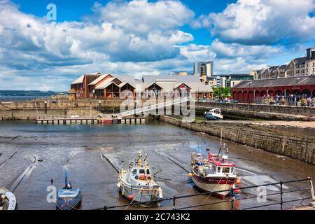 Newhaven Habour am westlichen Ende des Western Harbour Leith Docks Edinburgh Schottland mit Premier Inn links und der Fish Market rechts Stockfoto