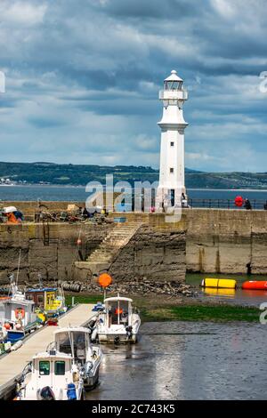 Newhaven Habour am westlichen Ende des Western Harbour Leith Docks Edinburgh Schottland mit Leuchtturm am Hafeneingang und Booten bei Ebbe festgemacht Stockfoto