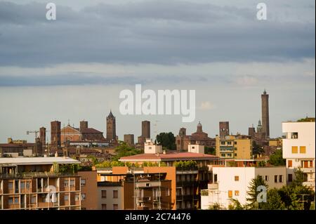 Europa, Italien, Emilia-Romagna, Bologna. Panorama der Stadt mit Türmen und Glockentürmen. Querformat. Stockfoto