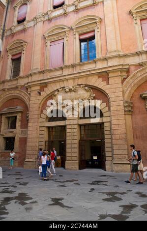 Europa, Italien, Emilia-Romagna, Bologna. Palazzo d'Accursio ist das Rathaus von Bologna, erbaut 1290, mit Blick auf die Piazza Maggiore, heute Sitz der Gemeinde Bologna, Italien. Stockfoto