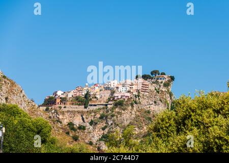 Der Ort Castelmola auf einem Felsen oberhalb des Hochplateaus von Taormina Stockfoto