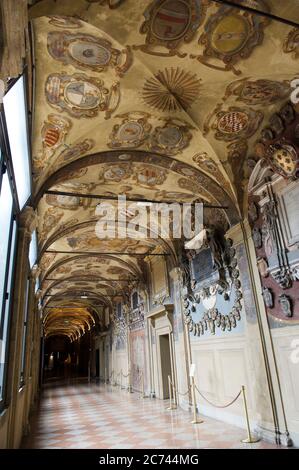 Europa, Italien, Emilia-Romagna, Bologna. Italien, Emilia Romagna, Bologna, Historisches Zentrum, Piazza Galvani, Palast Archiginnasio Architekt Antonio Morandi sagte er Terribilia aus dem 16. Jahrhundert gotischen Gebäude in 1803 Stadtbibliothek umgewandelt (Biblioteca comunale dell'Archiginnasio) Stockfoto