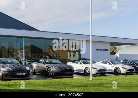 Autos standen auf dem Vorplatz des Aston Martin Showrooms, Newport Pagnell, Buckinghamshire, Großbritannien Stockfoto