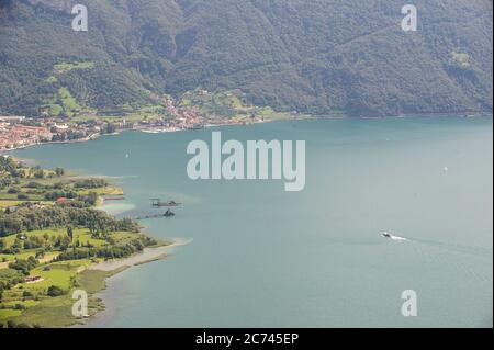 Europa, Italien, Lombardei, Bergamo, Sebino, Iseo See, Panoramablick auf den hohen Iseo See und Pisogne von Ceratello. Stockfoto