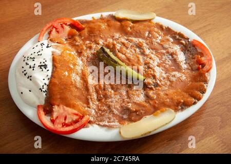 Traditioneller türkischer Iskender Kebab. Joghurt. Stockfoto