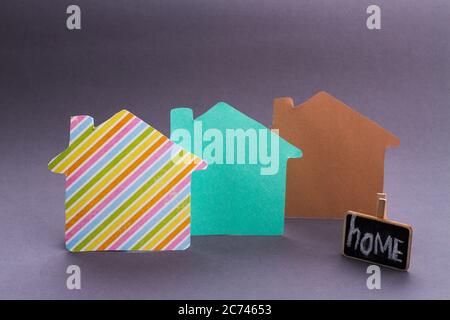 Papierhäuser in verschiedenen Farben und Home-Konzept. Stockfoto