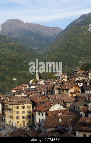 Italien, Lombardei, Brescia, Valsabbia. Bagolino von Bagolino aus gesehen Stockfoto