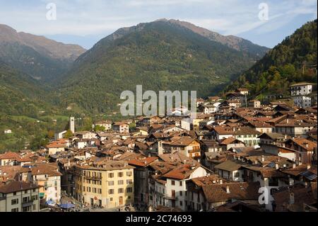 Italien, Lombardei, Brescia, Valsabbia. Bagolino von Bagolino aus gesehen Stockfoto