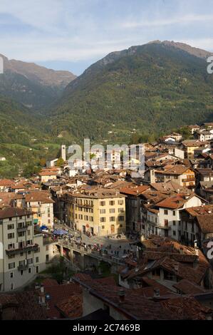 Italien, Lombardei, Brescia, Valsabbia. Bagolino von Bagolino aus gesehen Stockfoto