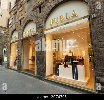 Florenz, Italien - 04. November 2017: Außenansicht des Furla-Geschäfts in Florenz. Furla ist ein italienisches Luxusmodeunternehmen, das von der Furl gegründet wurde Stockfoto