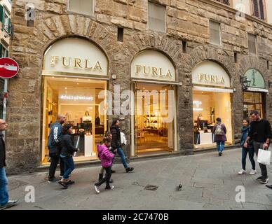 Florenz, Italien - 04. November 2017: Außenansicht des Furla-Geschäfts in Florenz. Furla ist ein italienisches Luxusmodeunternehmen, das von der Furl gegründet wurde Stockfoto