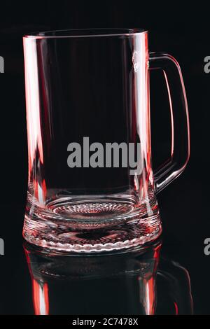 Leerer Bierkrug auf dunklem Hintergrund. Stockfoto