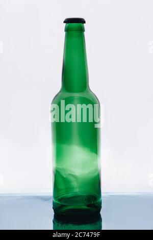 Grüne große leere Glas Bierflasche mit Deckel. Stockfoto