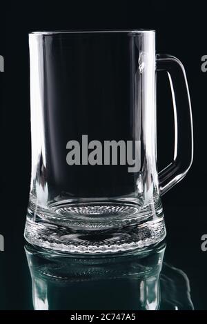 Leere Glasschale für Bier auf dunklem Hintergrund. Stockfoto