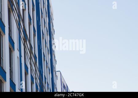 Neues mehrstöckiges Wohnhaus und blauer Himmel. Stockfoto