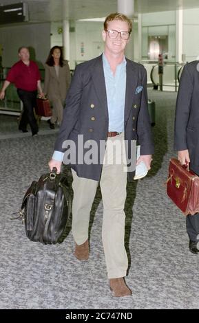 Major James Hewitt verlässt 1996 den Londoner Flughafen Heathrow. Stockfoto