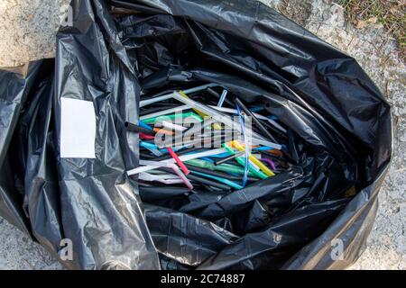 Plastiktüte mit Plastikhalmen und einem Etikett für Ihre Werbung Stockfoto