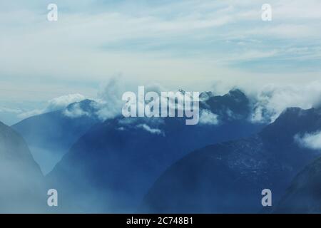 Wunderschöne neblige Berge im Fiordland National Park in Südinsel, Neuseeland Stockfoto