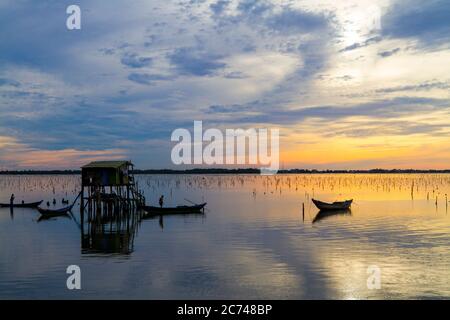 Wunderbare Landschaft in Lap an Lagune, Vietnam mit dem schwimmenden Haus, Holzboot und erstaunliche bunten Himmel des Sonnenaufgangs. Stockfoto