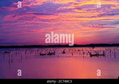 Wunderbare Landschaft in Lap an Lagune, Vietnam mit dem schwimmenden Haus, Holzboot und erstaunliche bunten Himmel des Sonnenaufgangs. Stockfoto