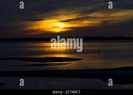 Wunderbare Landschaft in Lap an Lagune, Vietnam mit dem schwimmenden Haus, Holzboot und erstaunliche bunten Himmel des Sonnenaufgangs. Stockfoto