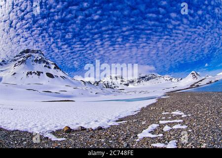 Snowcapped Mountains, Trygghamna Bay, Oscar II Land, Arktis, Spitzbergen, Spitzbergen, Svalbard, Norwegen, Europa Stockfoto