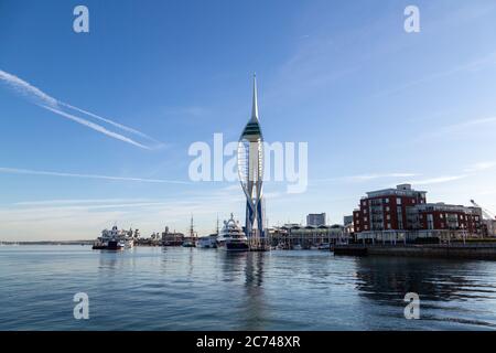 Spiegelungen von Spinnaker Tower und Gunwharf Quays aus dem alten Portsmouth Stockfoto