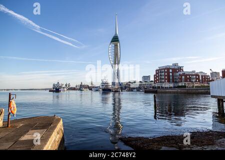 Spiegelungen von Spinnaker Tower und Gunwharf Quays aus dem alten Portsmouth Stockfoto