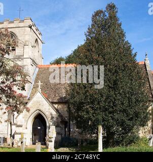 St. Peter's Church Gunby mit einem schönen Stechpalme Stockfoto