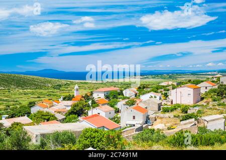 Altes Dorf Kolan auf der Insel Pag in Dalmatien, Kroatien, Adriatische Küste im Hintergrund Stockfoto