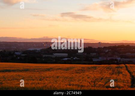 Sonnenaufgang über Leeds. Diese Ansicht von Leeds ist von Morley und Yorkshire's neuestes höchstes Gebäude 'Altus House' im Bau gesehen werden. Stockfoto