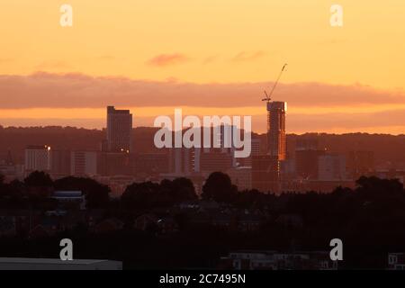 Sonnenaufgang über Leeds. Diese Ansicht von Leeds ist von Morley und Yorkshire's neuestes höchstes Gebäude 'Altus House' im Bau gesehen werden. Stockfoto