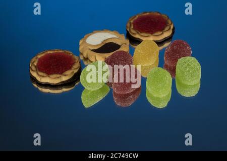 Kuchen mit Marmelade auf einem blauen Spiegel Hintergrund Stockfoto