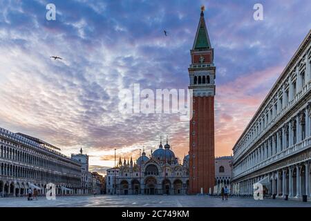 Markusplatz mit Campanile und Markusdom in Venedig, Italien Stockfoto
